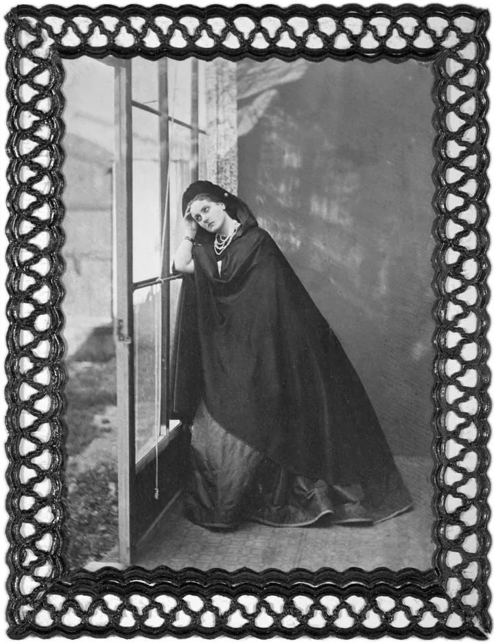 Contessa di Castiglione, Mayer & Pierson, 1856-1857, collodio albuminato, Album Nigra © Museo Nazionale del Risorgimento Italiano